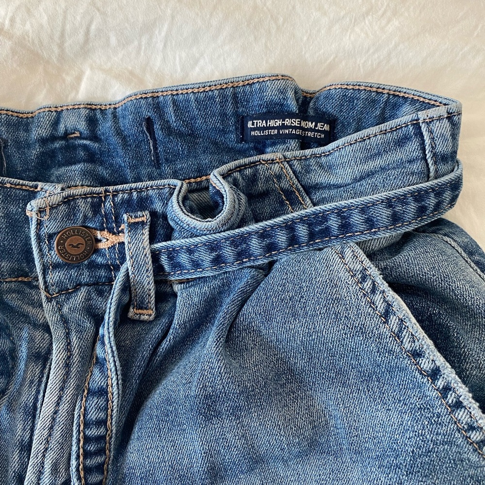 Hollister Ultra High Rise Mom Jeans (Hollister vintage stretch)